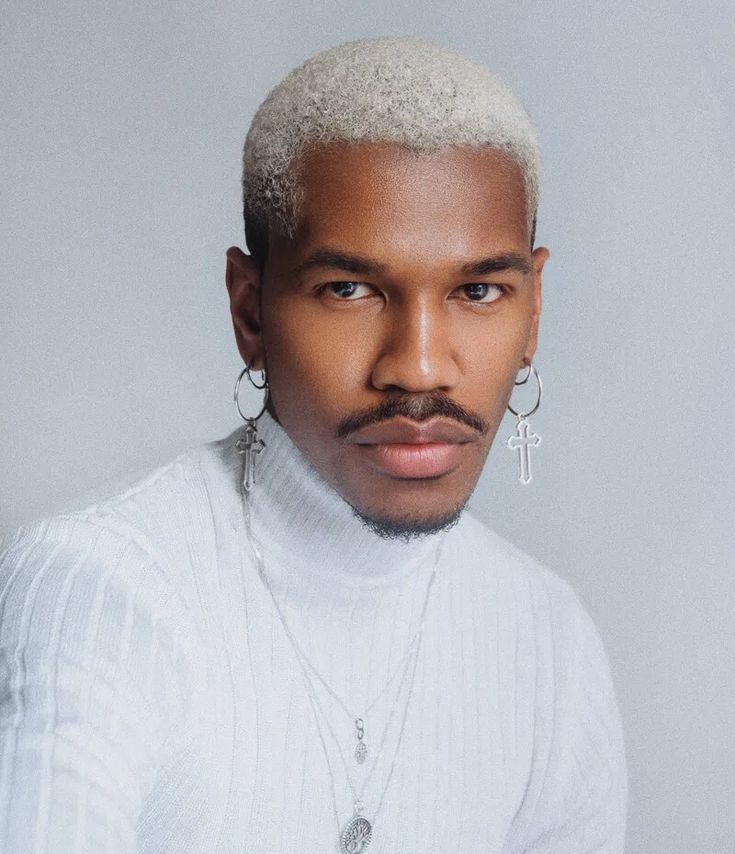 1. Guia Completo de Cuidados para Cabelo Nevou Feminino
2. Cabelo Nevou em Cabelos Cacheados e Afros: Dicas e Inspirações
3. Buzz Cut Platinado Feminino: Ousadia e Estilo com o Efeito Nevou
4. O Processo de Descoloração para o Nevou: Passo a Passo e Precauções
5. Cronograma Capilar Essencial para Manter a Saúde do Cabelo Nevou
6. Nevou em Casa ou no Salão? Prós e Contras da Descoloração Platinada