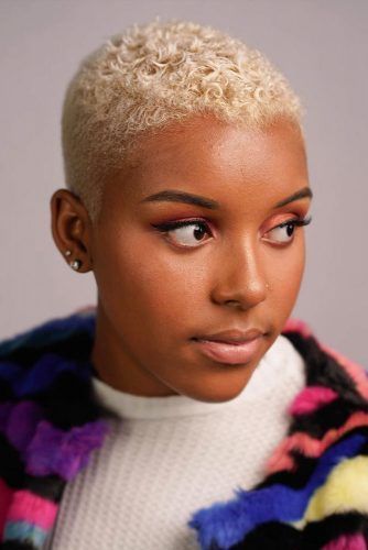 1. Guia Completo de Cuidados para Cabelo Nevou Feminino
2. Cabelo Nevou em Cabelos Cacheados e Afros: Dicas e Inspirações
3. Buzz Cut Platinado Feminino: Ousadia e Estilo com o Efeito Nevou
4. O Processo de Descoloração para o Nevou: Passo a Passo e Precauções
5. Cronograma Capilar Essencial para Manter a Saúde do Cabelo Nevou
6. Nevou em Casa ou no Salão? Prós e Contras da Descoloração Platinada
