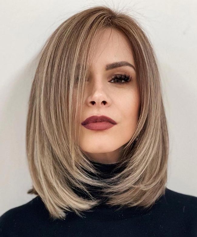 cabelo feminino no ombro