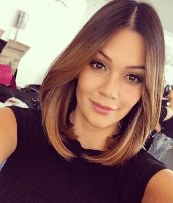 cabelo feminino no ombro