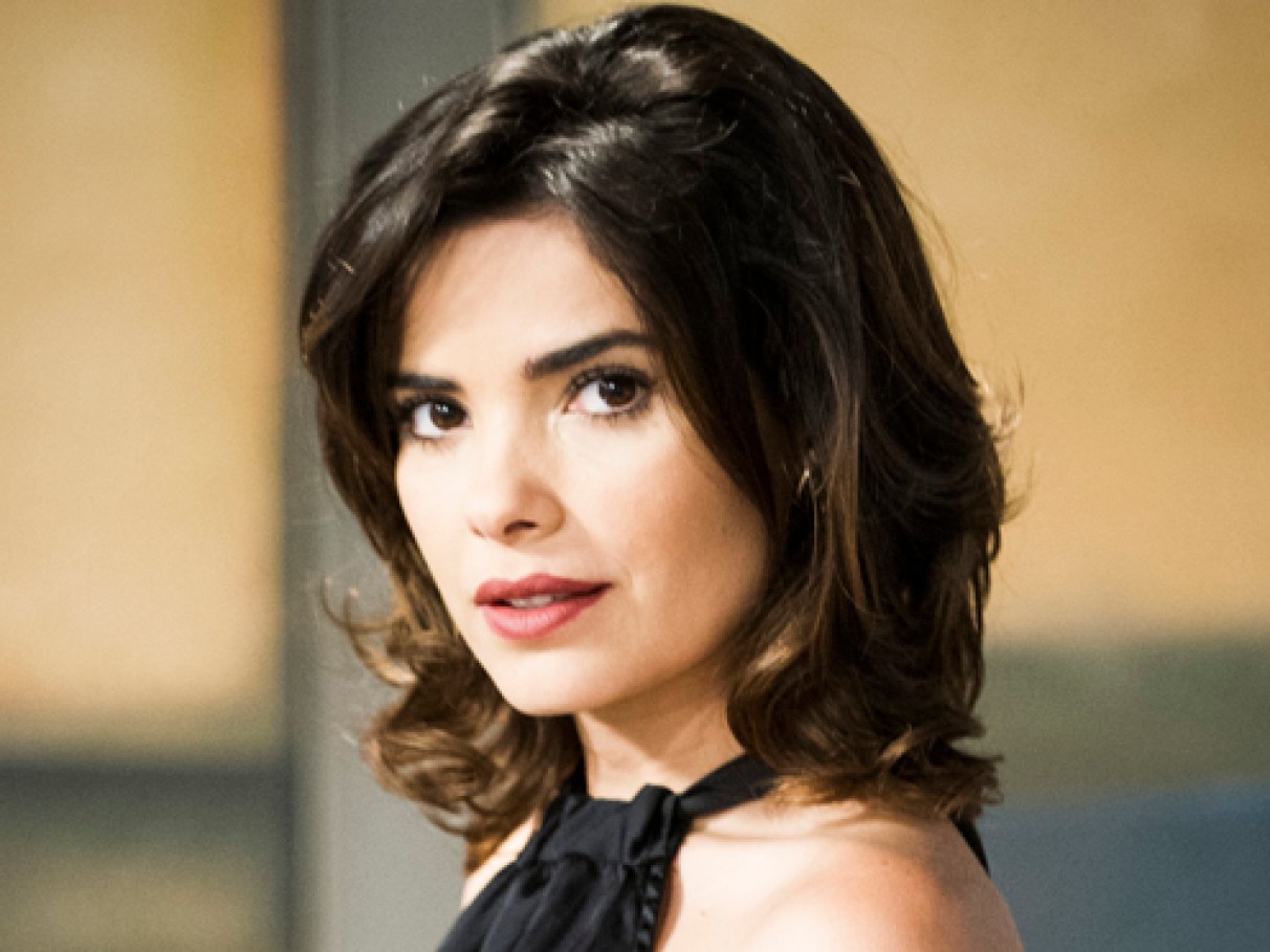 cabelo feminino no ombro