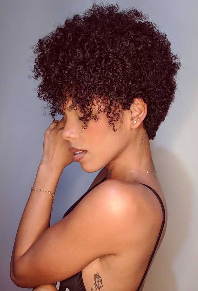 Cabelos Cacheados com Nuca Batida: Dicas para Controle de Volume e Definição Perfeita