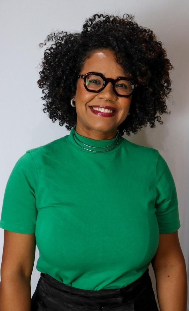 Guia Completo: Como Vender Seu Cabelo Natural e Maximizar o Lucro; Corte de Cabelo Feminino: Desvendando os Preços em Salões de Luxo vs. Populares; Mega Hair: Entenda o Custo do Cabelo Humano por Comprimento e Tipo de Fio; Penteados para Eventos: Quanto Custa um Penteado de Noiva e Outras Ocasiões Especiais?; Cabelo Virgem vs. Cabelo Quimicamente Tratado: Qual a Diferença de Valor no Mercado?