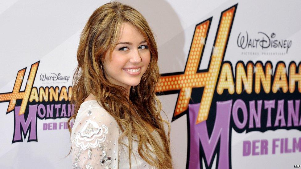 A Evolução do Cabelo da Hannah Montana: De Loiro Mel a Loiro Claríssimo