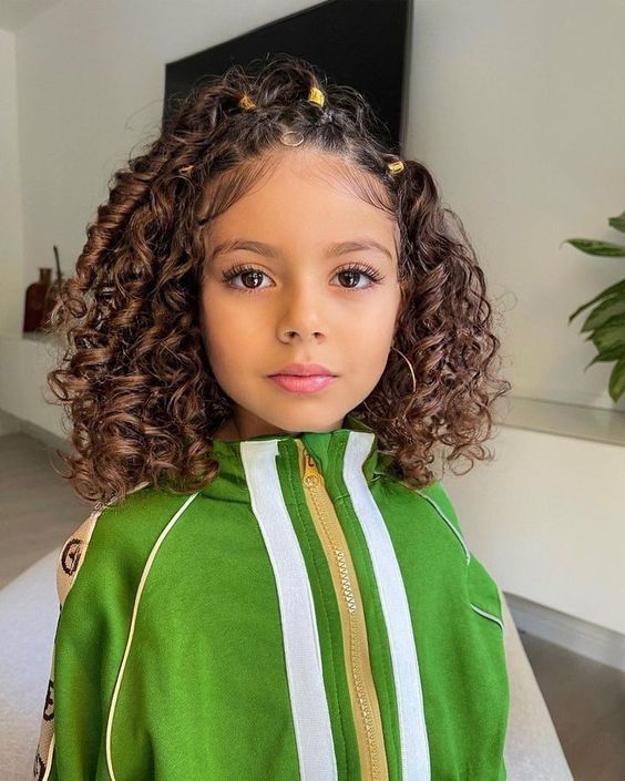 5 Cortes Modernos para Cabelos Cacheados de Meninas