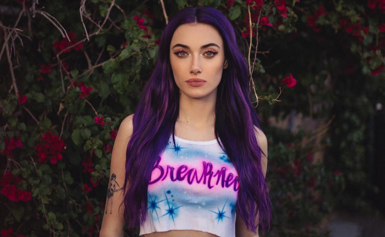 Inspirações de cabelo loiro com mechas roxas para cada estilo