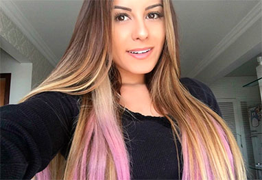 Descoloração segura: preparando o cabelo para pontas coloridas