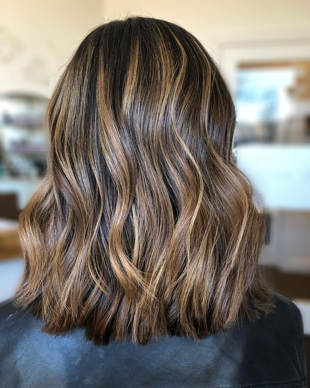 cabelo loiro escuro com luzes caramelo