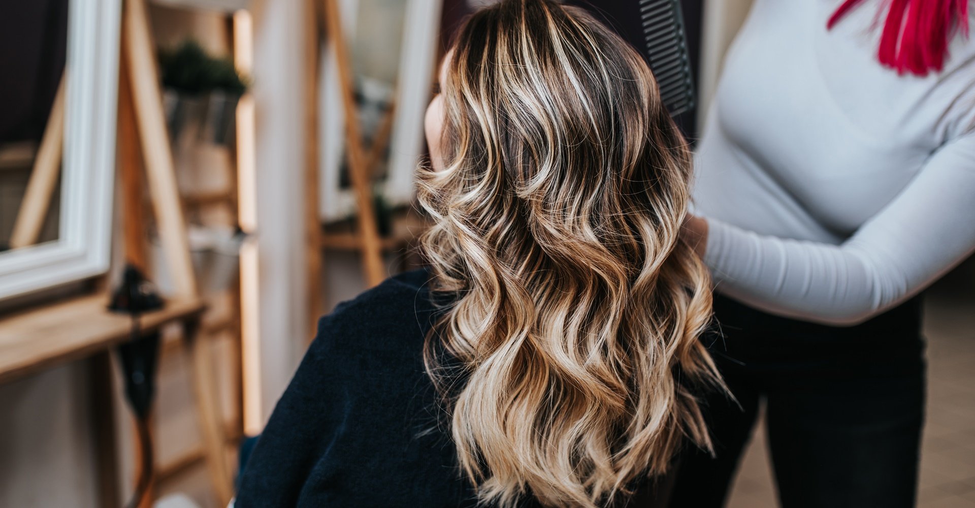 Loiro Escuro com Luzes Caramelo em Casa: Dicas de Numeração de Tinta e Cuidados