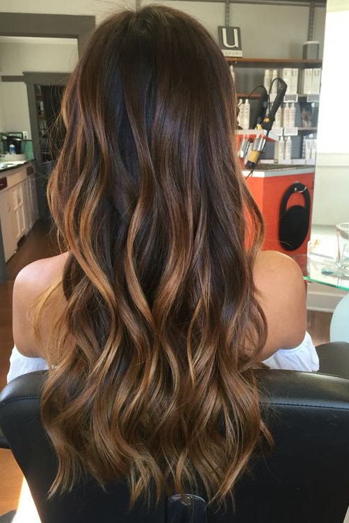Balayage, Luzes Fininhas ou Morena Iluminada: Qual Técnica de Caramelo é Para Você?