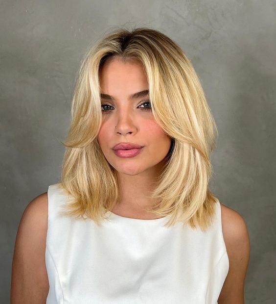 Long Bob com Luzes: Técnicas de Balayage e Root Shadow para um Loiro Perfeito