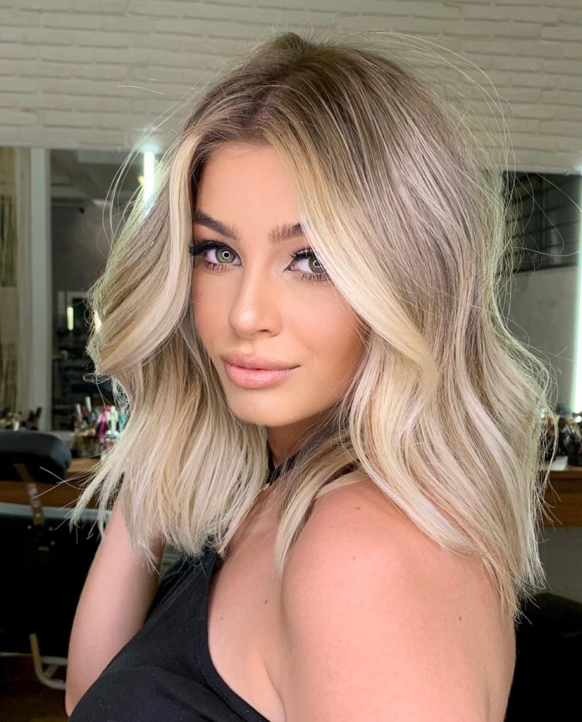 Long Bob com Luzes: Técnicas de Balayage e Root Shadow para um Loiro Perfeito