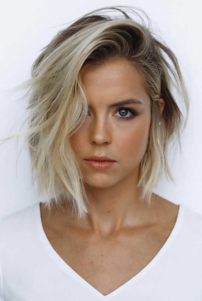 Long Bob com Luzes: Técnicas de Balayage e Root Shadow para um Loiro Perfeito