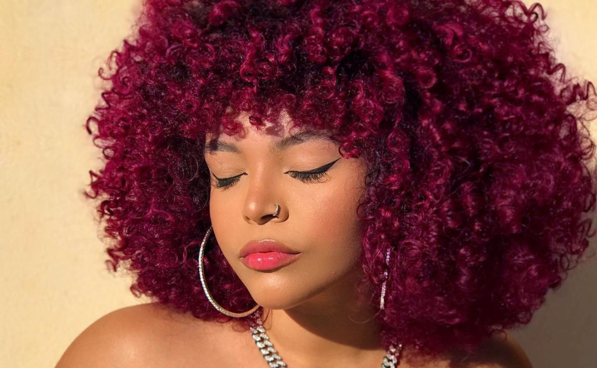 Cabelo marsala em pele morena