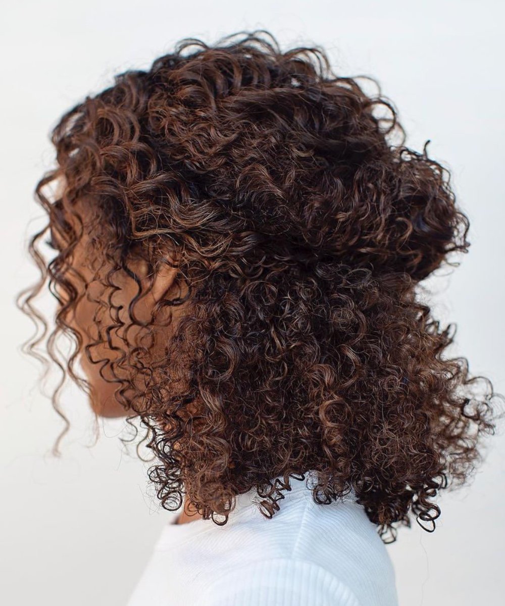 cabelo medio cacheado