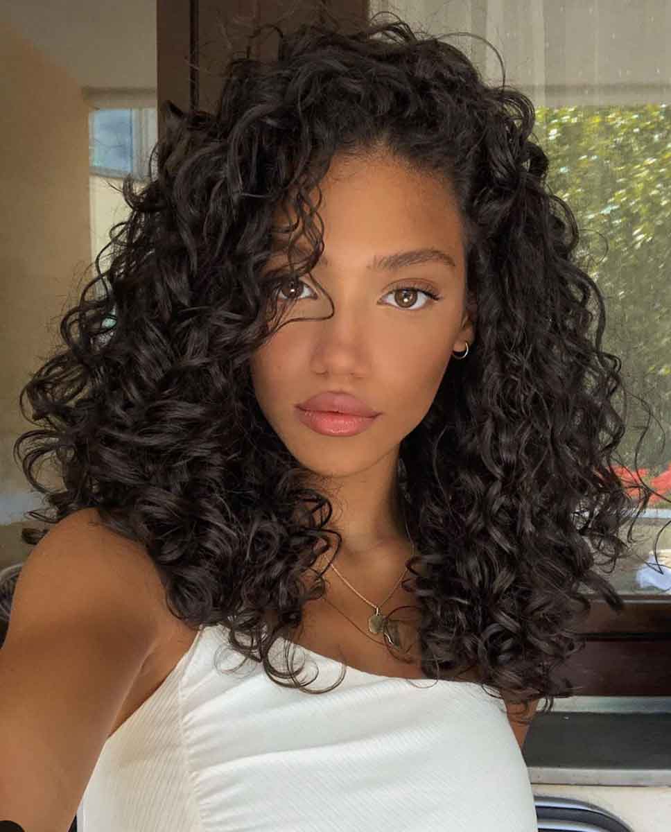 cabelo medio cacheado