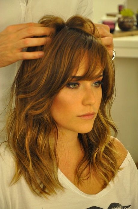Cabelo Médio com Franja: Inspirações e Tendências para um Look Moderno