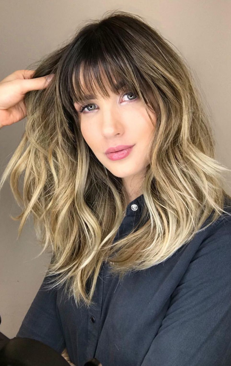 Franja Lateral Longa: O corte versátil que afina o rosto