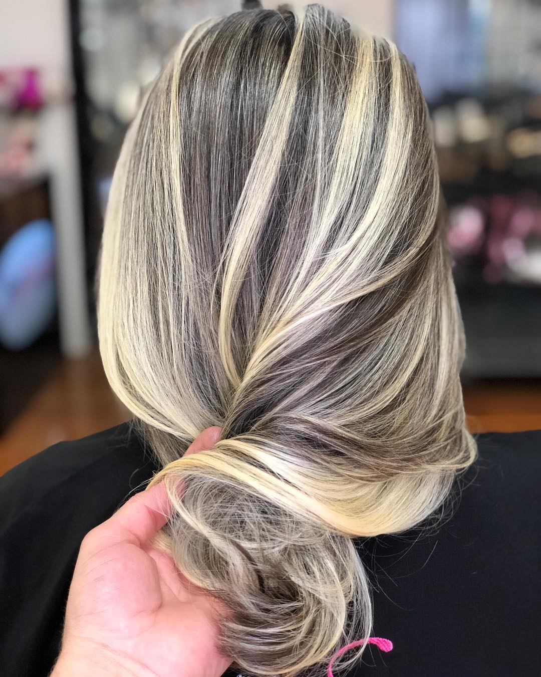 cabelo medio com luzes platinada