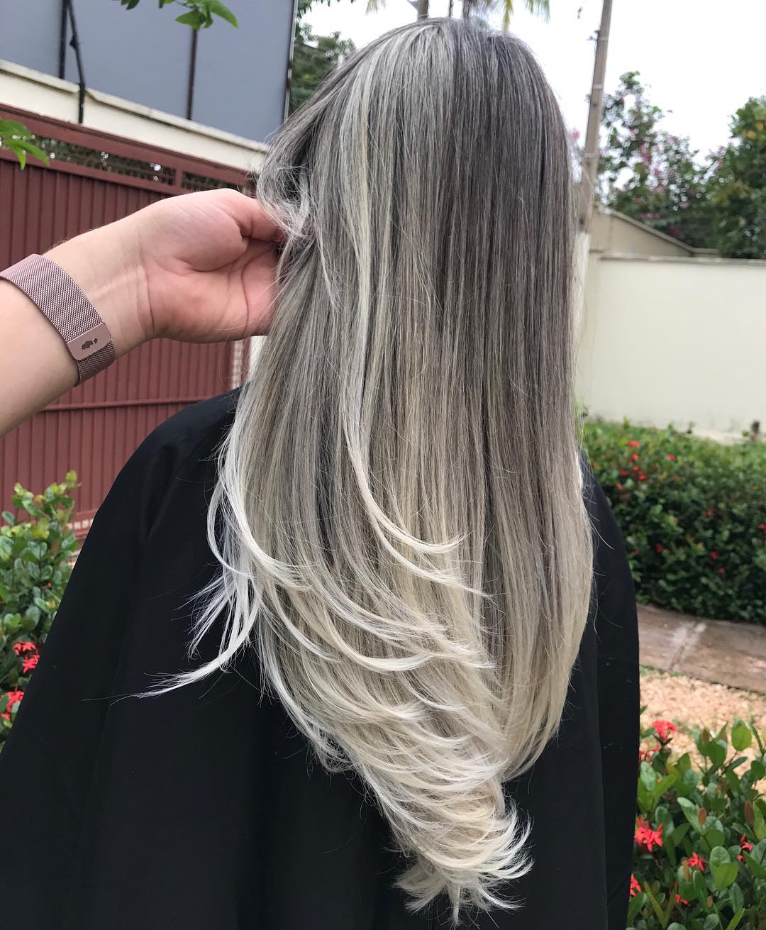 cabelo medio com luzes platinada