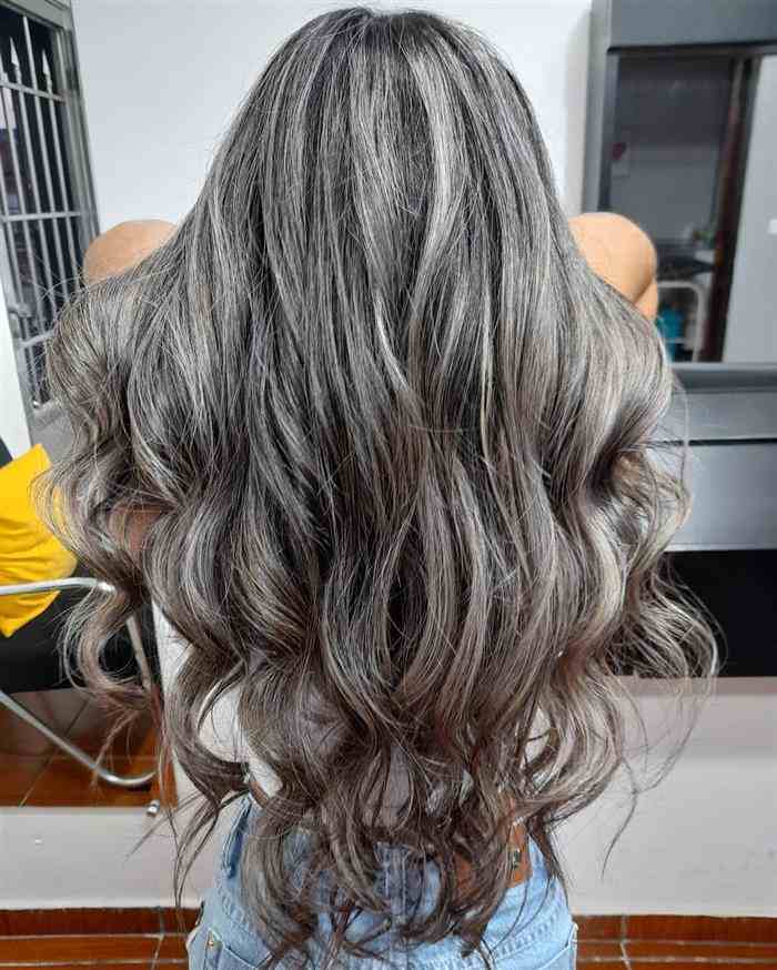 Guia Completo de Cuidados para Cabelo Platinado Médio; Ombré Hair Platinado vs. Luzes na Touca: Qual o Melhor para Cabelos Médios?; Como Escolher o Tom de Platinado Ideal para o seu Cabelo Médio; Cronograma Capilar Essencial para Manter o Platinado Saudável; Mechas de Contorno Platinadas: Ilumine seu Rosto com Estilo; Técnicas de Platinado para Cabelos Médios: Ombré