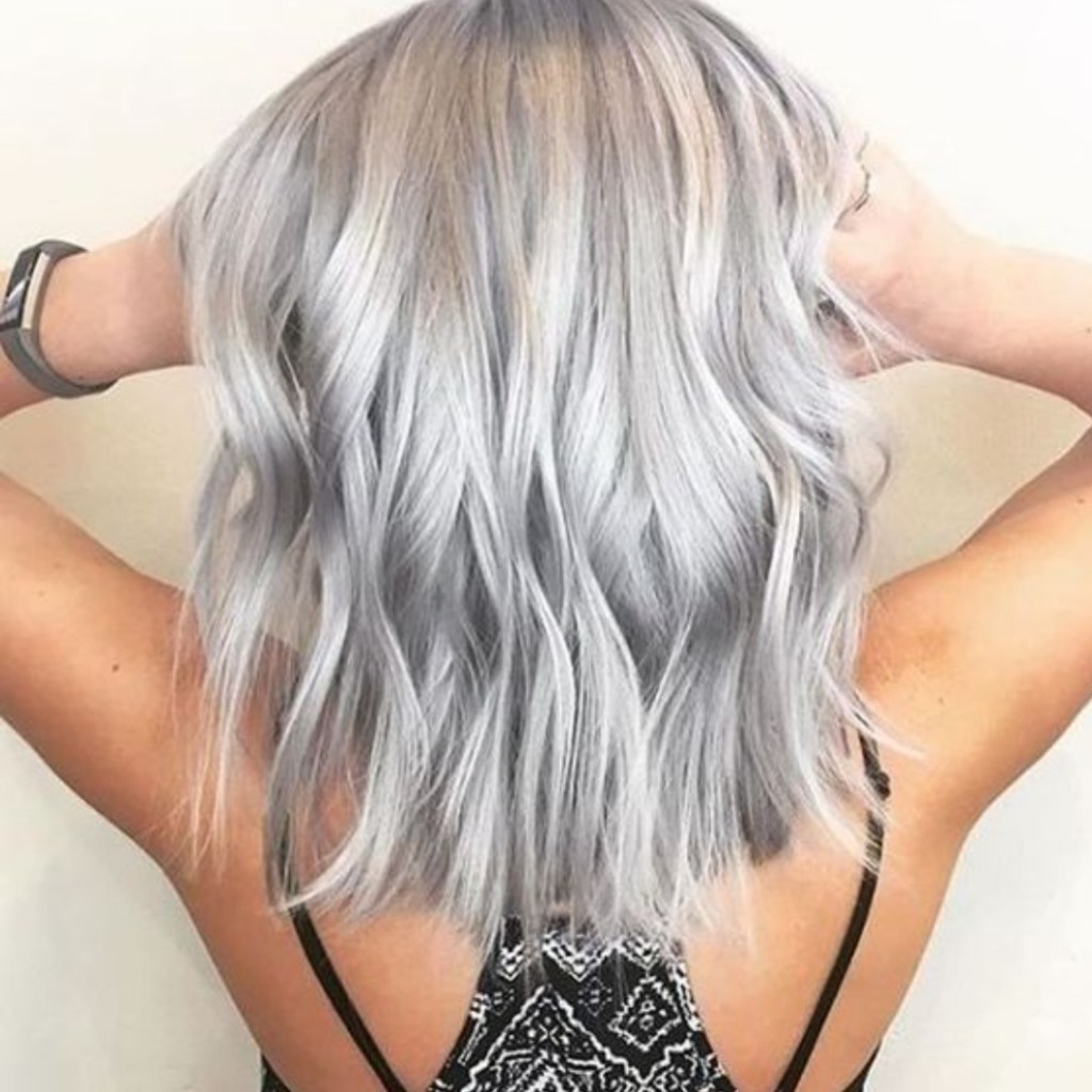 cabelo medio com luzes platinada