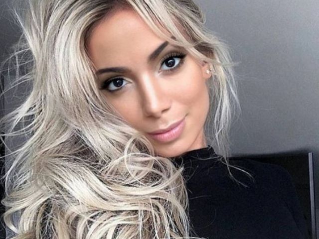 Guia Completo de Cuidados para Cabelo Platinado Médio; Ombré Hair Platinado vs. Luzes na Touca: Qual o Melhor para Cabelos Médios?; Como Escolher o Tom de Platinado Ideal para o seu Cabelo Médio; Cronograma Capilar Essencial para Manter o Platinado Saudável; Mechas de Contorno Platinadas: Ilumine seu Rosto com Estilo; Técnicas de Platinado para Cabelos Médios: Ombré