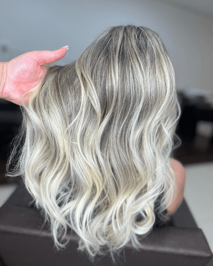 cabelo medio com luzes platinada