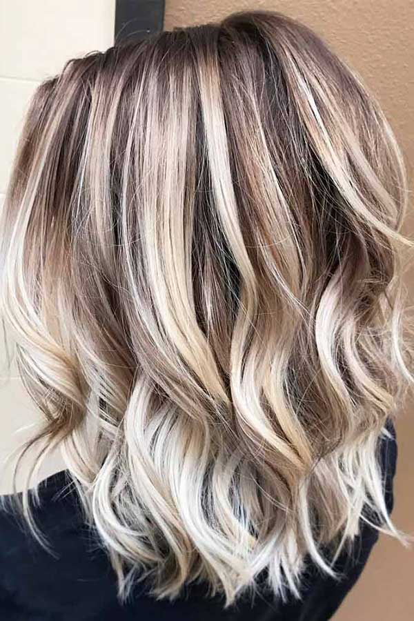 cabelo medio com luzes platinada
