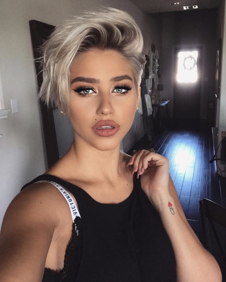 Guia Completo de Cuidados para Cabelo Platinado Médio; Ombré Hair Platinado vs. Luzes na Touca: Qual o Melhor para Cabelos Médios?; Como Escolher o Tom de Platinado Ideal para o seu Cabelo Médio; Cronograma Capilar Essencial para Manter o Platinado Saudável; Mechas de Contorno Platinadas: Ilumine seu Rosto com Estilo; Técnicas de Platinado para Cabelos Médios: Ombré