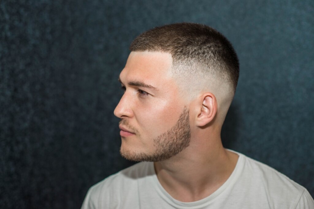 Corte Social na Máquina 2: O Guia Definitivo para um Visual Clássico; Como Cuidar do Cabelo Ondulado Tipo 2: Dicas e Produtos Essenciais; Degradê Masculino com Pente 2: Passo a Passo Completo para Barbeiros e Iniciantes; Cabelo 2A