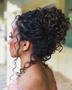 Coque Afro Puff e Bantu: Valorizando a Beleza dos Cabelos Crespos e Cacheados