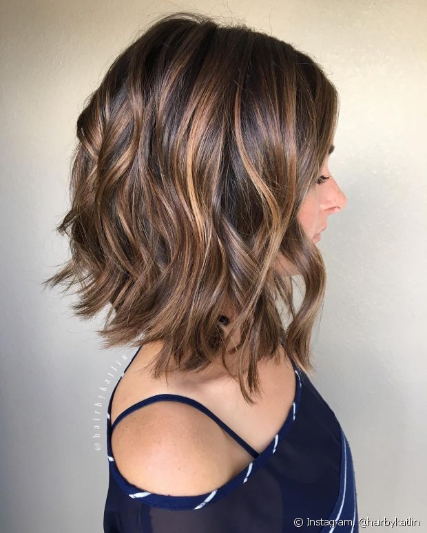 cabelo na altura dos ombros