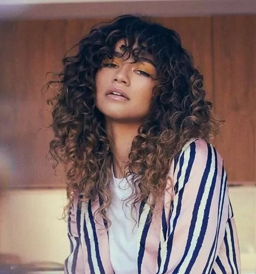 cabelo ondulado com franja