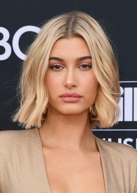 Cortes de Cabelo que Realçam o Loiro Pérola: Inspirações e Dicas