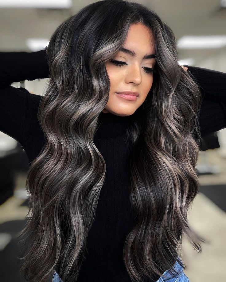 cabelo preto com mechas platinadas
