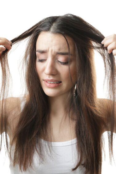 erros comuns ao tratar cabelo quebradiço