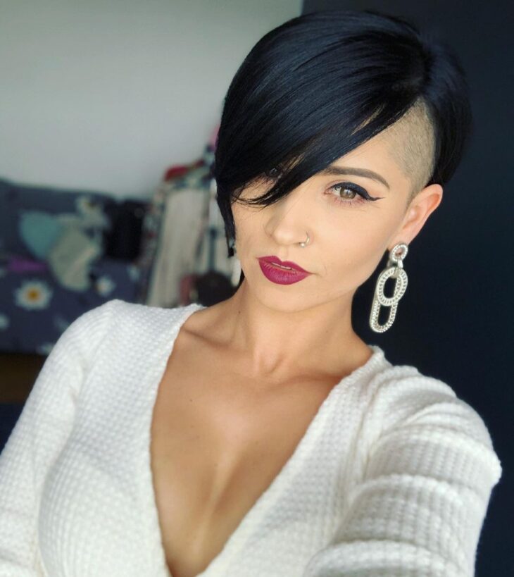 cabelo raspado do lado curto