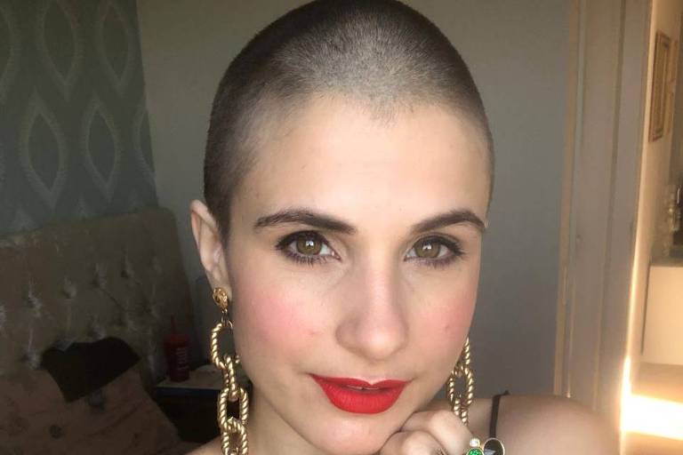 Undercut Feminino: Desenhos na Nuca e Cores Vibrantes para um Visual Único