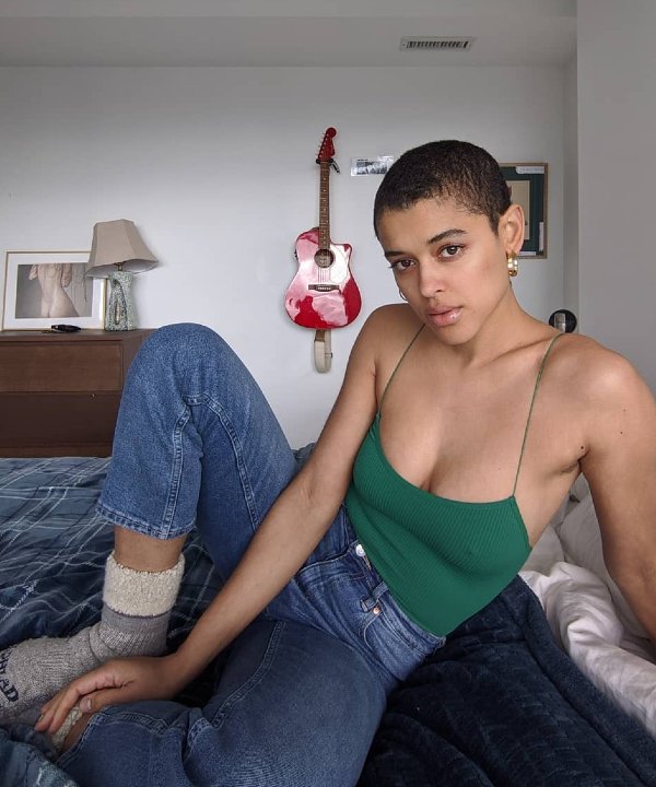 Undercut Feminino: Desenhos na Nuca e Cores Vibrantes para um Visual Único