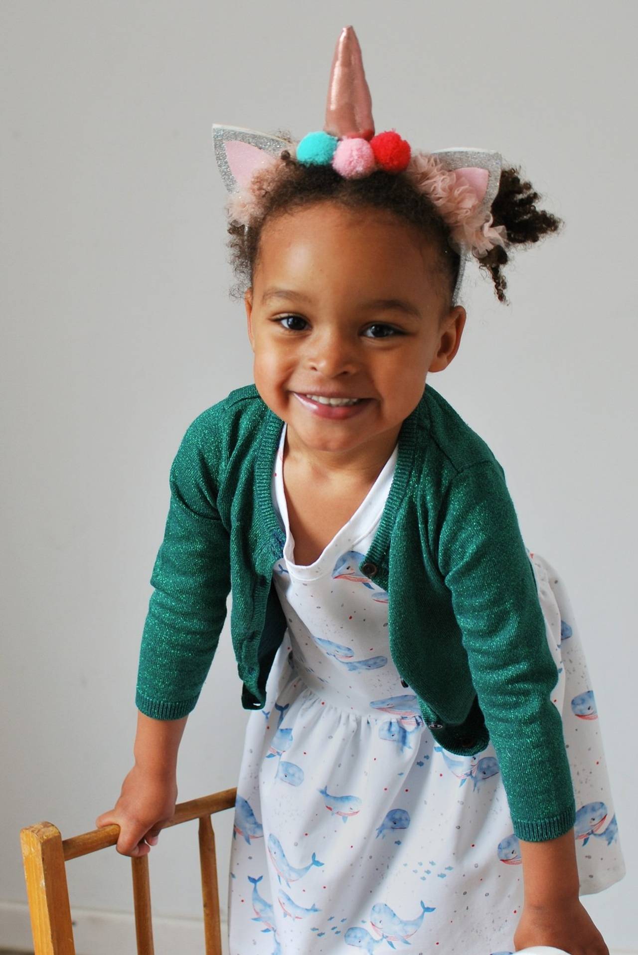 Penteados de Unicórnio Criativos: Do Chifre com Rolo de Papel aos Coques Coloridos