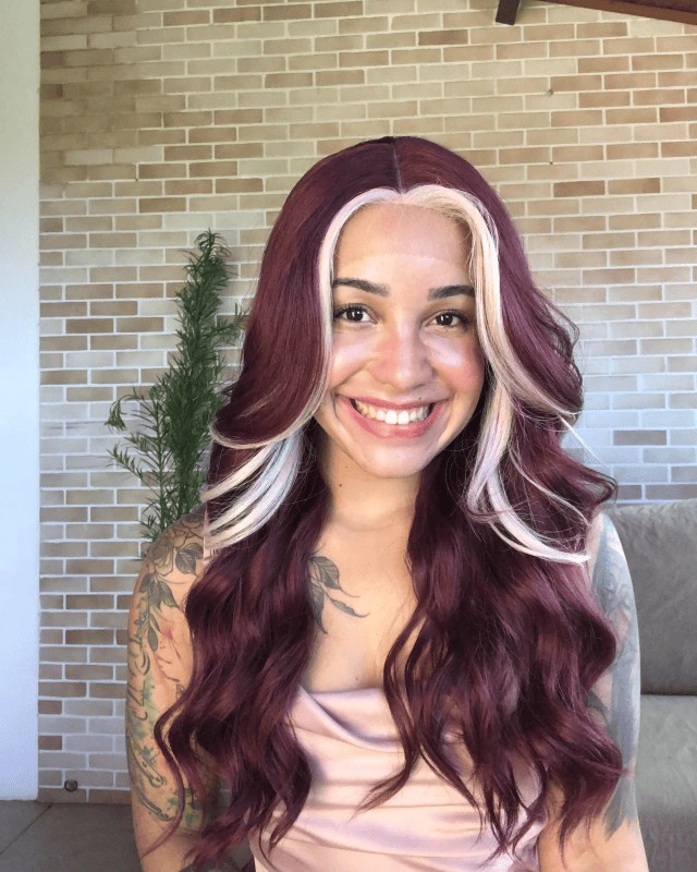 cabelo vermelho com mechas brancas