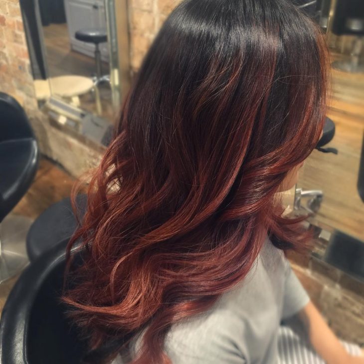 cabelo vermelho com mechas pretas