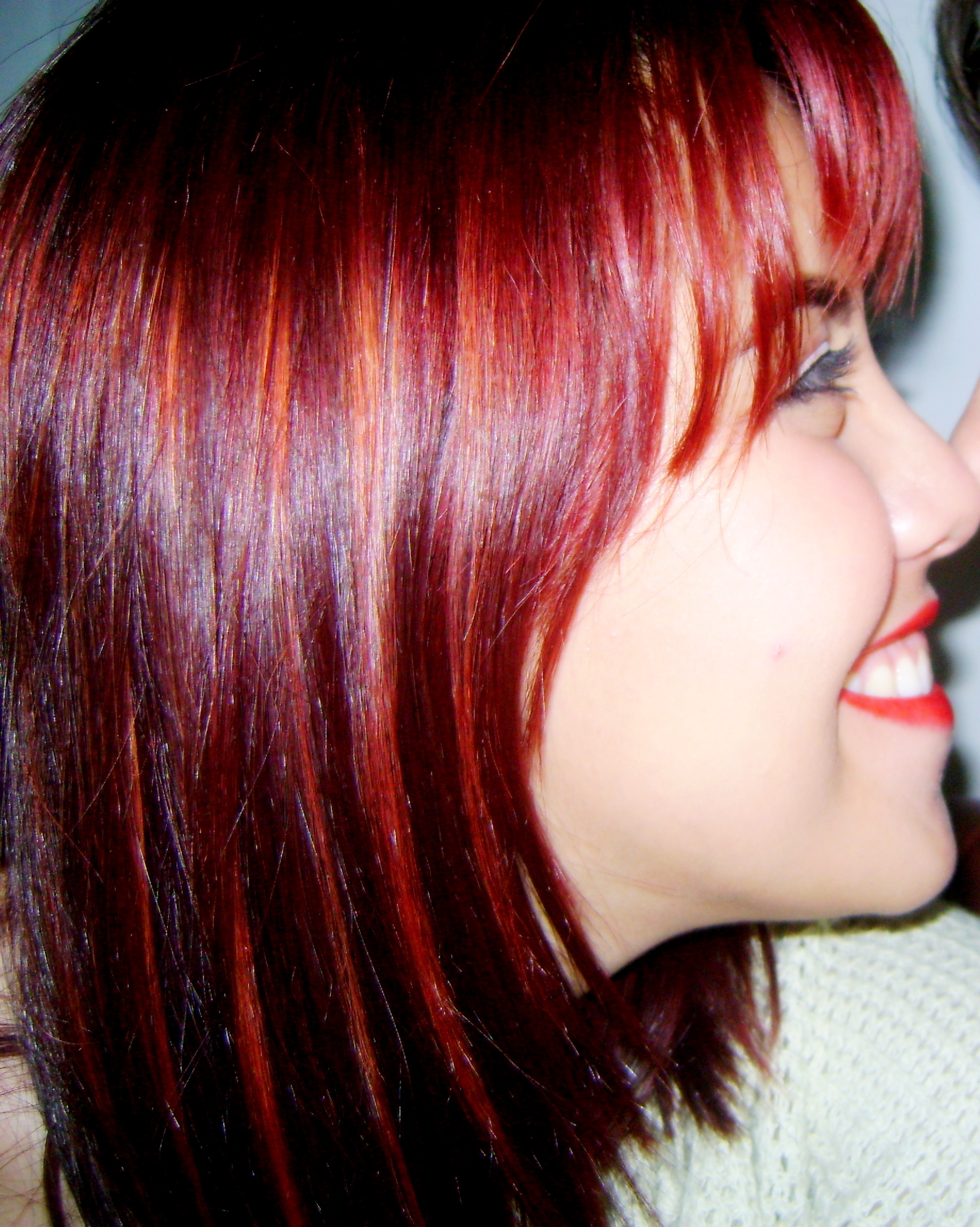 Top 10 Inspirações de Cabelo Preto com Mechas Vermelhas para Arrasar