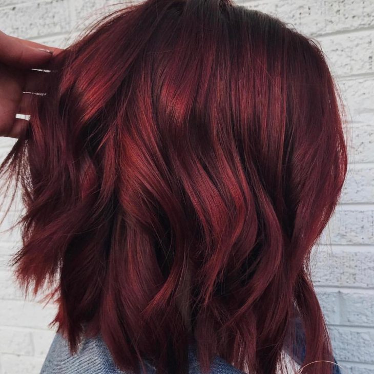 Além do Básico: Cores de Roupa que Realçam Seu Cabelo Vermelho Curto