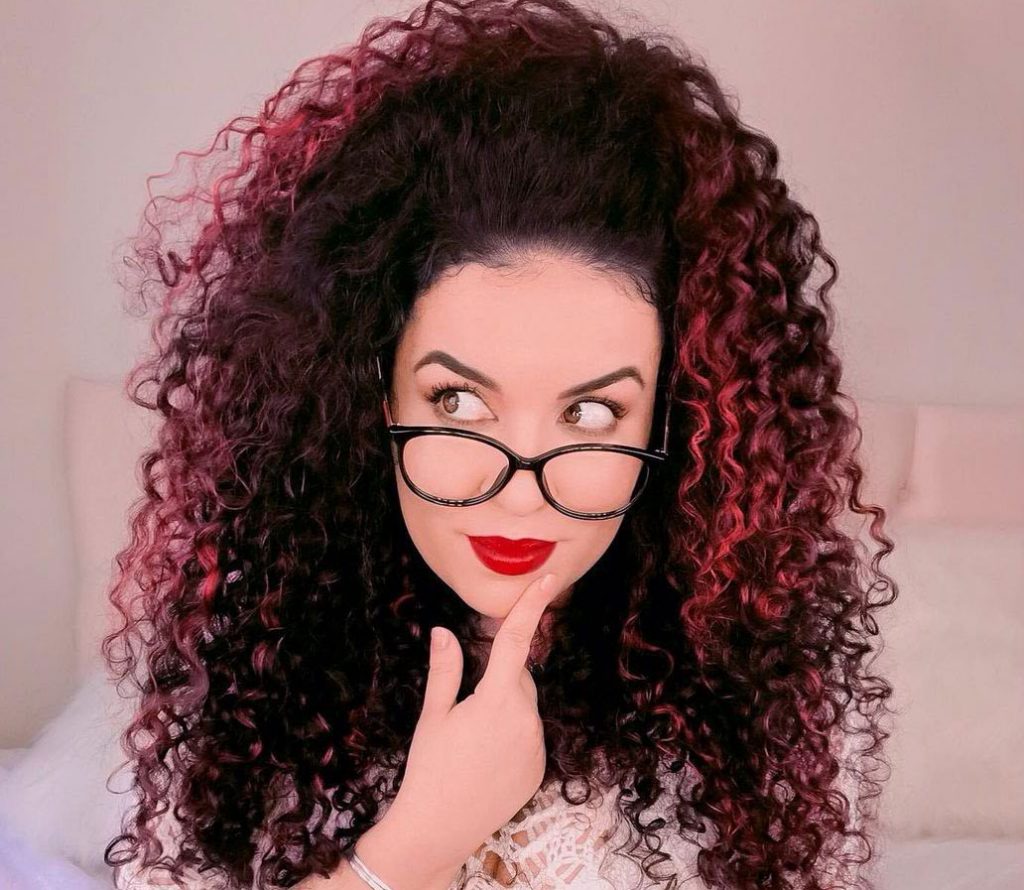 cabelo vermelho escuro para pele clara