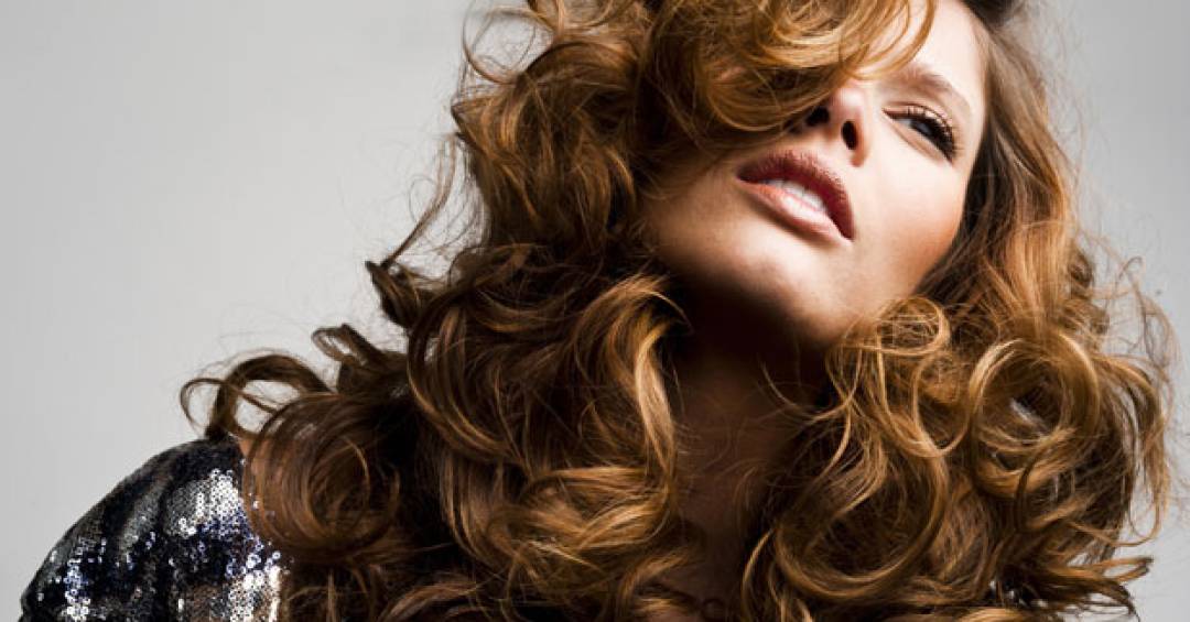 Cabelos Com Frizz E Volume