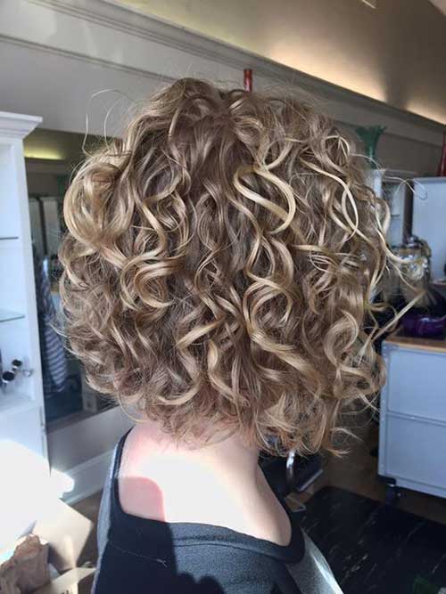 Luzes Mel e Caramelo: Inspirações para Cabelos Cacheados Escuros