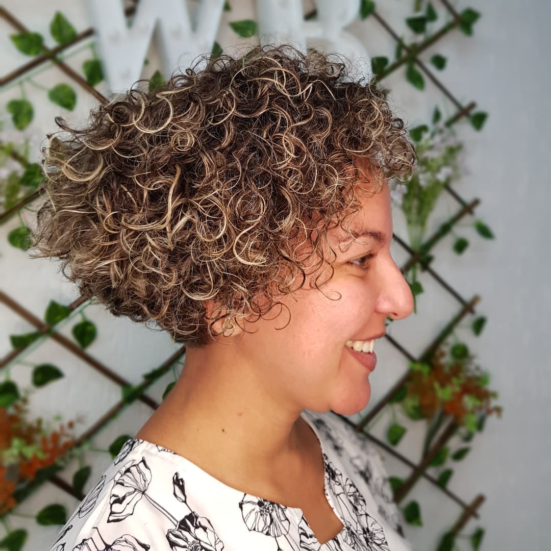 Fitagem Perfeita: Como Realçar Suas Luzes em Cabelos Cacheados