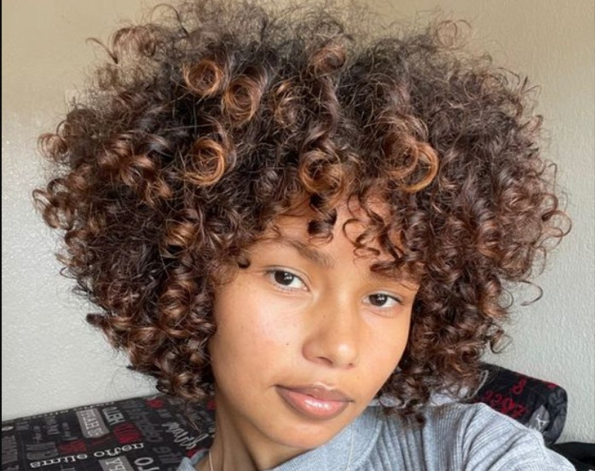 Cabelo Cacheado Platinado: Dicas de Manutenção e Cuidados Específicos